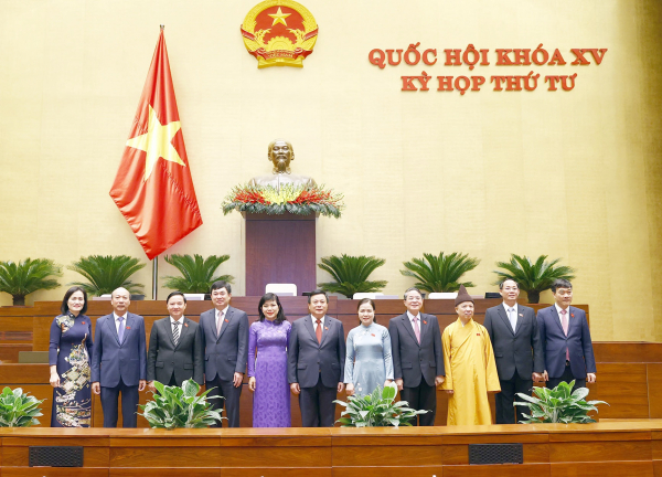Các đại biểu thành viên Đoàn ĐBQH tỉnh Quảng Ninh chụp ảnh lưu niệm cùng lãnh đạo Quốc hội tại Kỳ họp